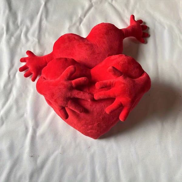 En romantisk hjerteformet pyntepude, perfekt til at dekorere sengetæpper og sofaer. Red