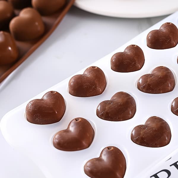 Tre hjerteformede forme til at lave tematiske desserter, perfekte til helligdage. De er nemme at afforme og rengøre. 3 dark brown molds