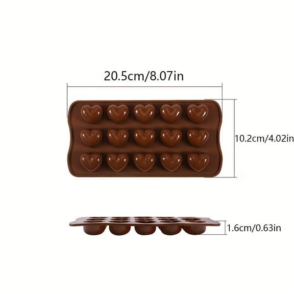 Tre hjerteformede forme til at lave tematiske desserter, perfekte til helligdage. De er nemme at afforme og rengøre. 3 dark brown molds