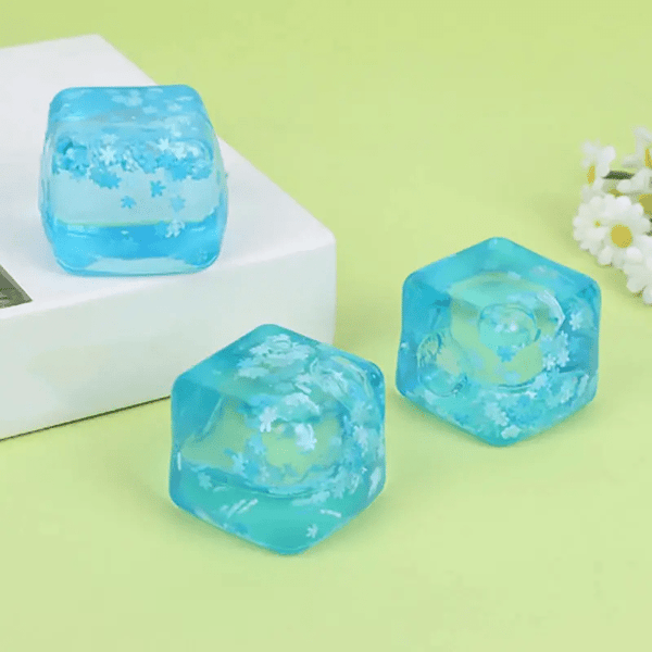 Isbitsformade stressbollar är idealiska för avslappning och att lugna känslor. Blue Snowflake Block Snowflake Squeeze Toy*2