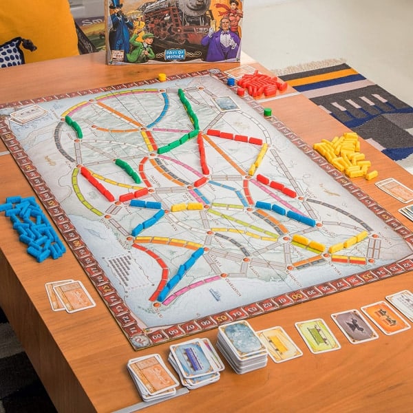 Ticket To Ride -lautapeli | Perhepeli | Lautapeli aikuisille ja perheille | Junapelin | Ikä 8+ | 2-5 pelaajalle | Keskimääräinen peliaika 30-60 minuuttia