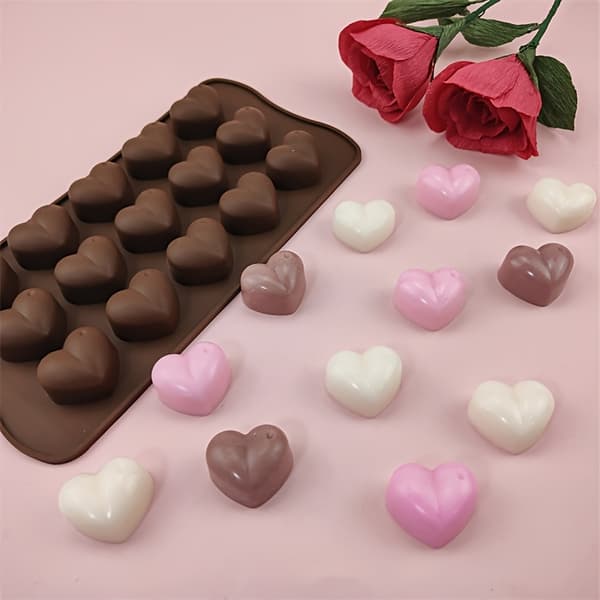Tre hjerteformede forme til at lave tematiske desserter, perfekte til helligdage. De er nemme at afforme og rengøre. 3 dark brown molds