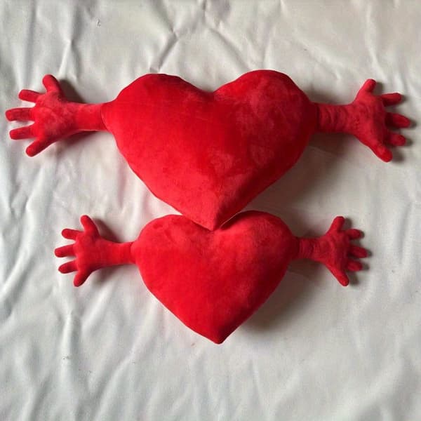 En romantisk hjerteformet pyntepute, perfekt for å dekorere sengetepper og sofaer. Red