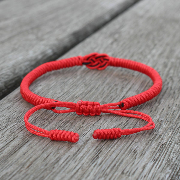 Två uppsättningar röda och svarta buddhistiska Lycka-armband för män