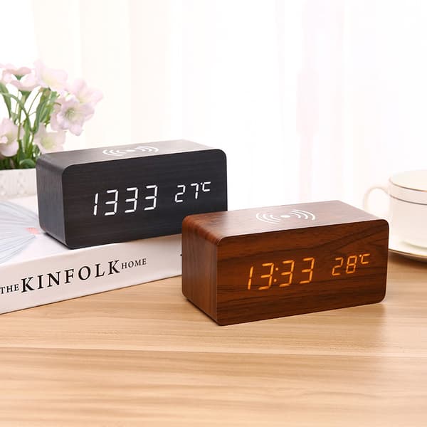 En brun läderdigital LED-klocka med display, 150mm × 70mm × 70mm