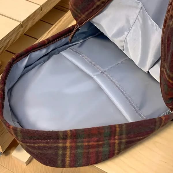 Ryggsäck för damer i preppy-stil med justerbara remmar, nylonmaterial, dragkedja och polyesterfoder – Funktionell modeaccessoar i röd pläd