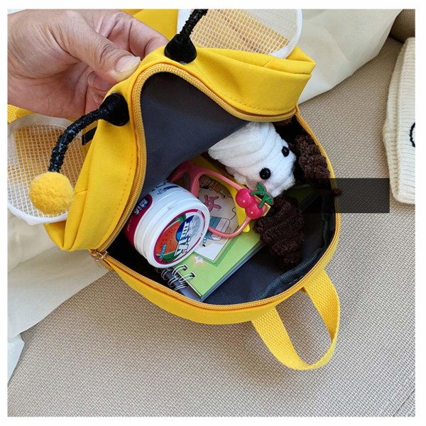 1 mini ryggsekk for småbarn med gul sikkerhetssele for baby