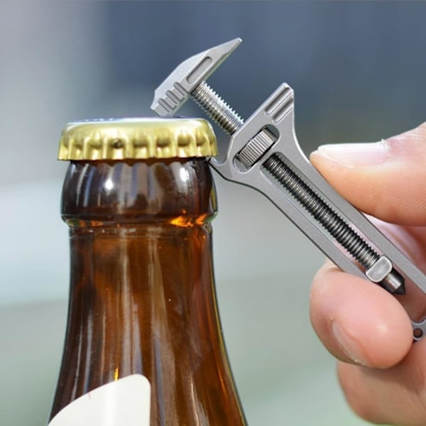 Kompakt Titanium Multitool - Flaskeåbner Nøglering, Mini Alloy Multitool til Hverdagsbrug, Ølbåbner, Negletrækker