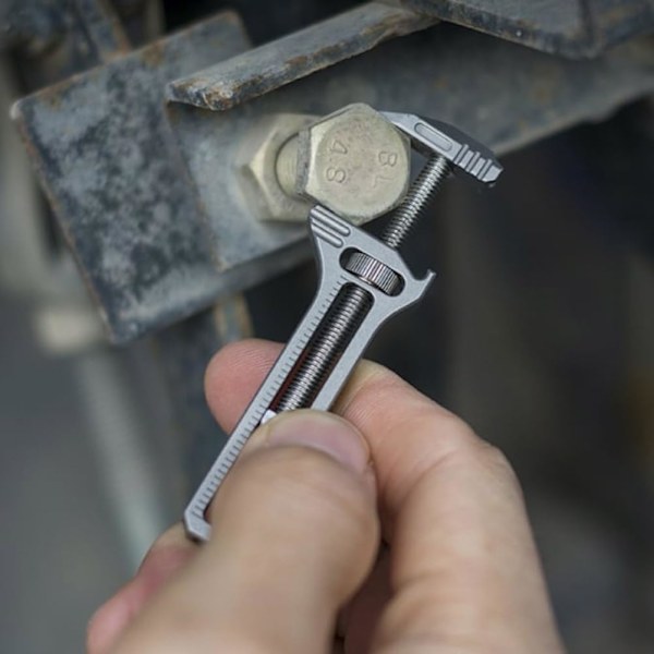 Kompakt Titanium Multitool - Flaskeåbner Nøglering, Mini Alloy Multitool til Hverdagsbrug, Ølbåbner, Negletrækker