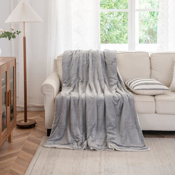 1 flanell myk og fluffy sofa dobbeltsidig mikrofiberteppe for seng, sofa og reise 150 x 200 cm (lys grå, dobbel)