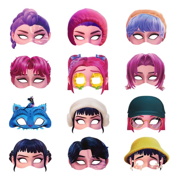 KPOP-jentegruppes maskeradeball har sære halvmasker.