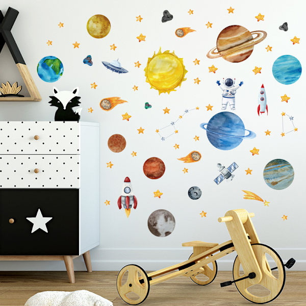 4 tegnede farvede tegninger af universet, planeter, astronauter