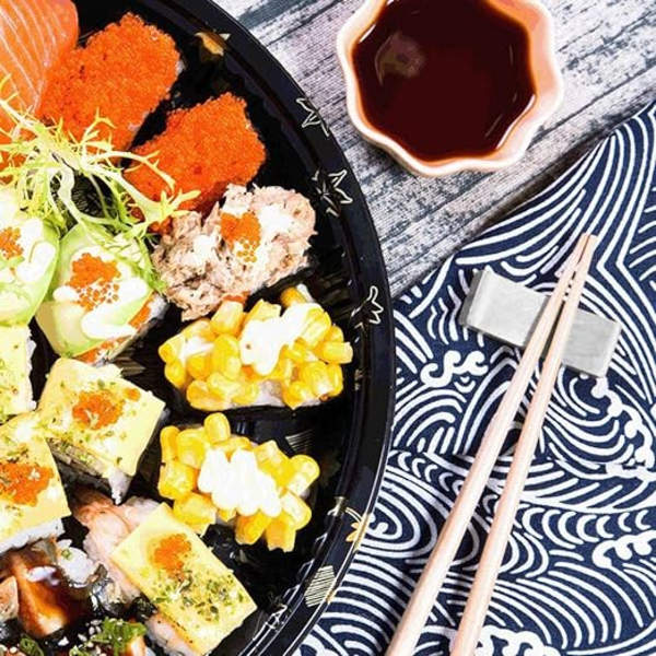 5 hopeasävyistä ruostumattomasta teräksestä valmistettua ruokailuvälinetelinettä ruokapöytään