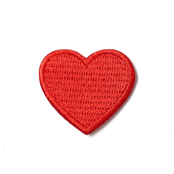 10 st röda hjärtlappar (2,3*2cm), stryk/sy på hjärtlappar,
