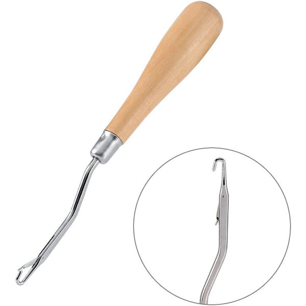 En bit virkad sticknål med trähandtag krokprocess