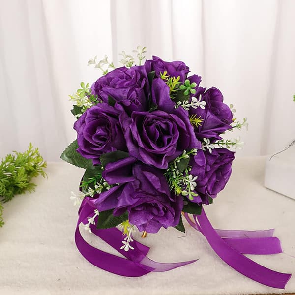 1 brudepigebuket til bruden/bryllup, bruden holder blomster,