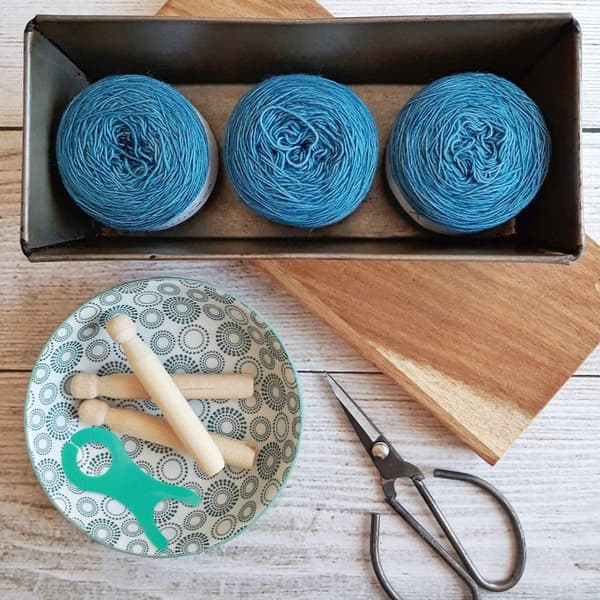 10 langaa (satunnainen väri) bobbin-neulomiskoneen bobbin-neulonta