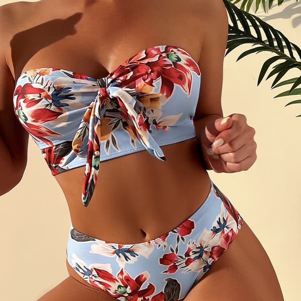 Split bikini med trykk på blå bakgrunn (passer for byste 82 -