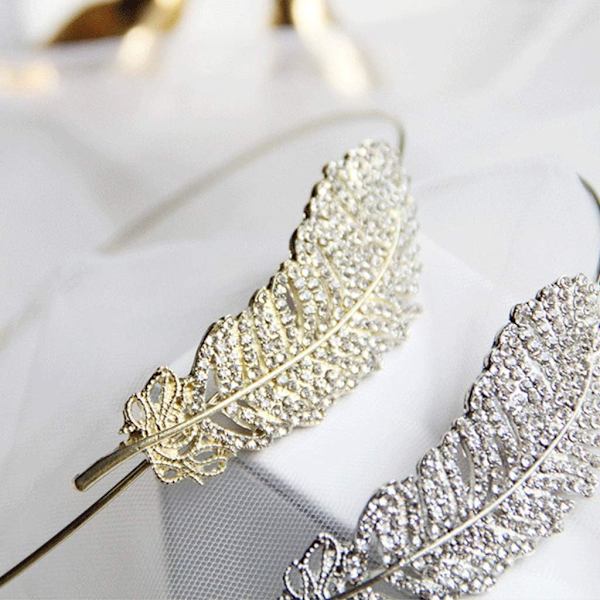 Tynd metal pandebånd med fjer og glitrende rhinestones