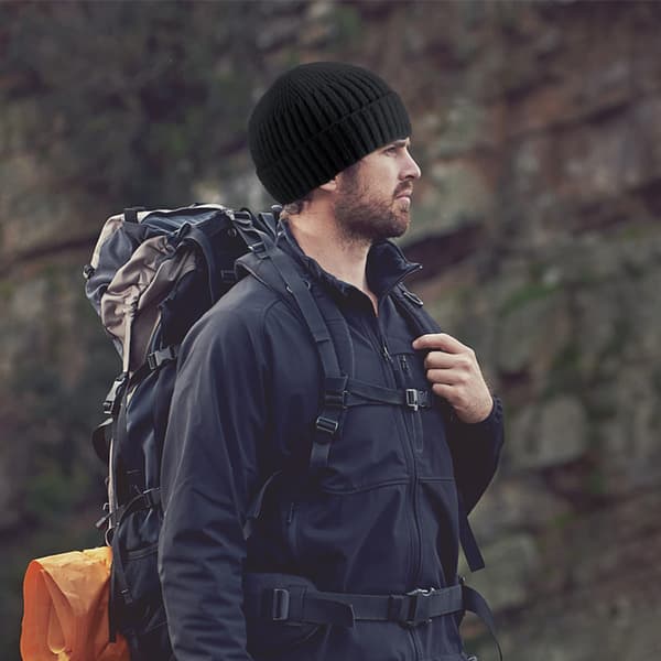 1 musta neutraali beanie-neulehattu