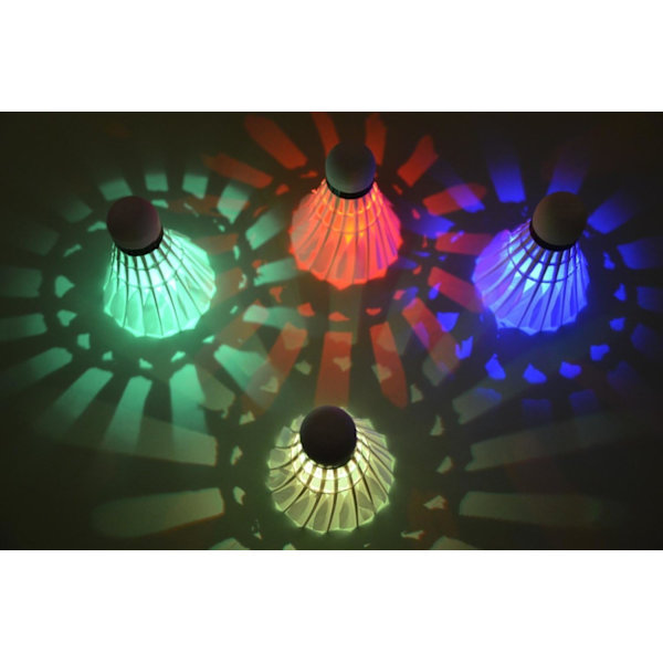 4 kpl Sulka Badminton Set Pimeä Yö Glow Sulkapallo Linnut