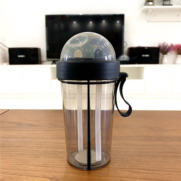 1 musta vesilasi kaksinkertaisella oljella 600 ml, vesipullo