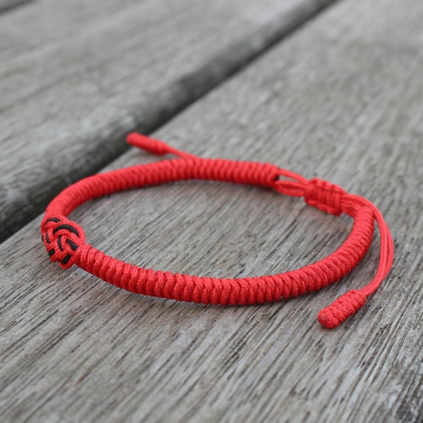 Två uppsättningar röda och svarta buddhistiska Lycka-armband för män