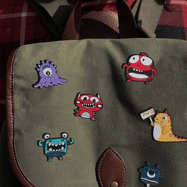 6 st söta monstermönster ryggsäck jacka och jeans, roliga och