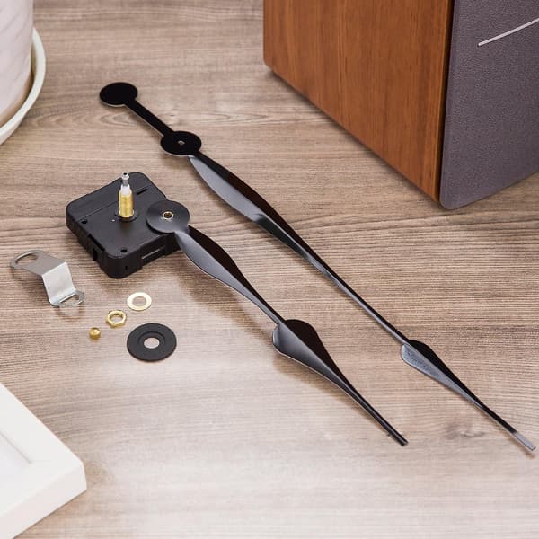 Vääntömomenttikvartskellomekanismi, jossa 12 tuuman pitkät lapiokädet DIY-kelloon
