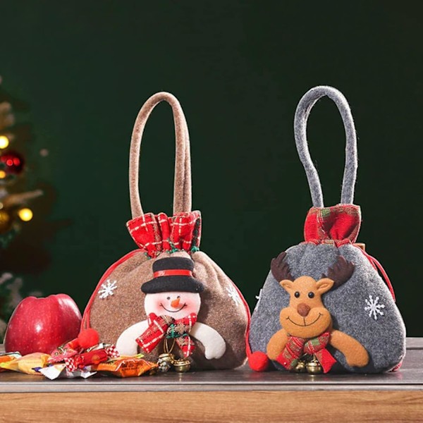 Jultomte-dockor i påsar, små julklappspåsar, stickade julklappspåsar för dockor, jultomte snögubbe ren dockförvaring