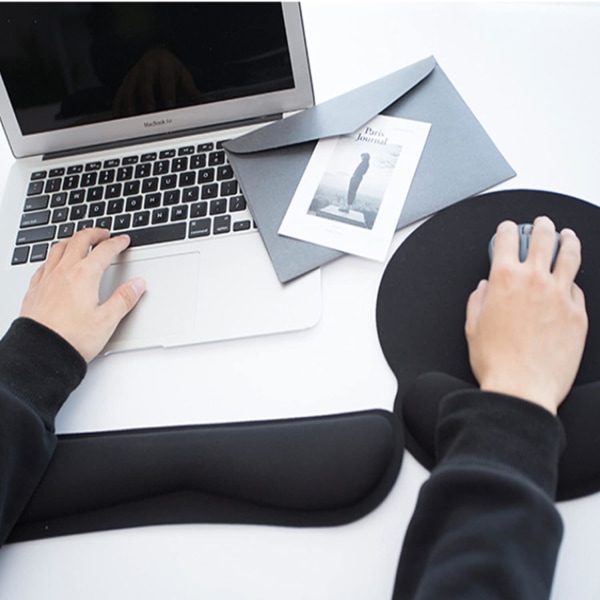 Ett tangentbords handledsstöd, ergonomiskt utformat minnesskum, enkelt