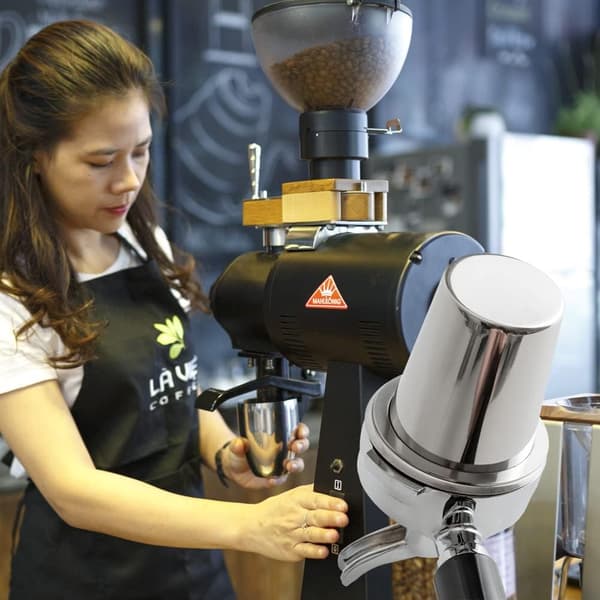 Doseringsskopp for rask overføring av malt kaffe mellom kvern