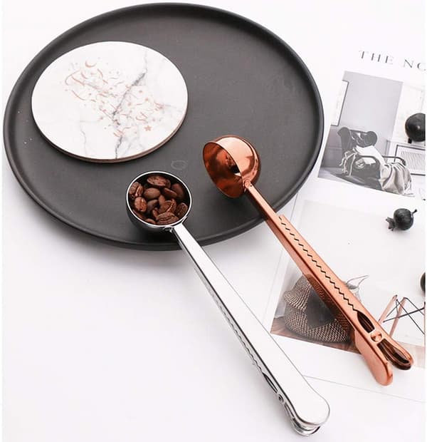 2 stycken silver + roséguld kaffeskedar med påsklämmor,