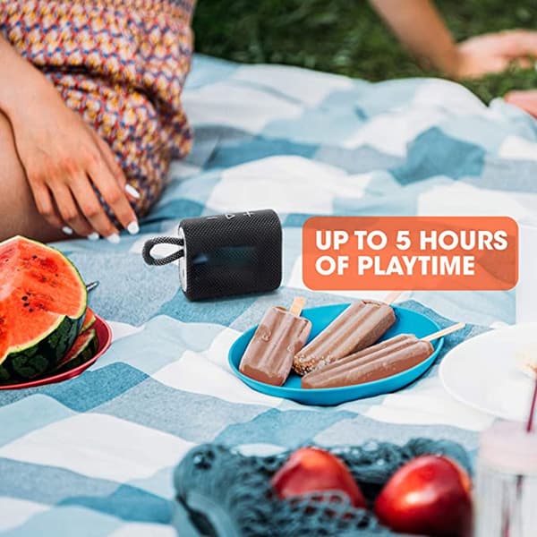 En (mintgrøn, ca. 12*7,5*4,4 cm) mini trådløs Bluetooth