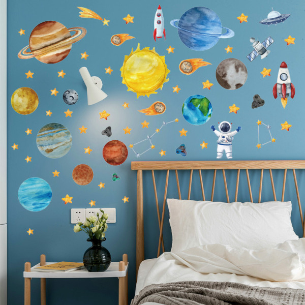 4 tegnede farvede tegninger af universet, planeter, astronauter