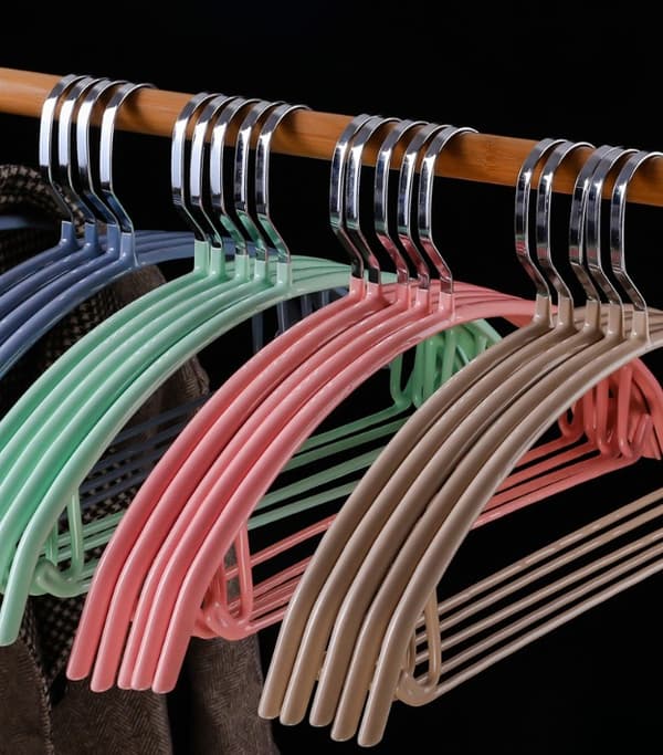 Svart 10-pack omärkt härdad plastbyxhängare,