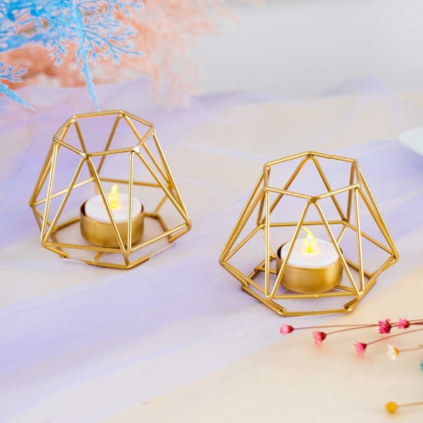 2 stycken geometriska värmeljusljusstakar, guldbord