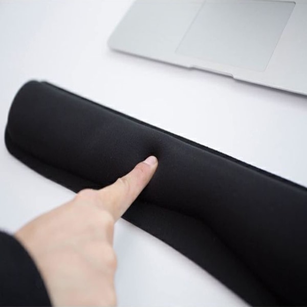 Ett tangentbords handledsstöd, ergonomiskt utformat minnesskum, enkelt