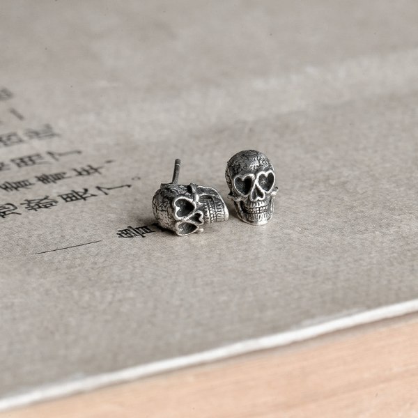 Ett par 925 sterling silver retro skull punk örhängen,