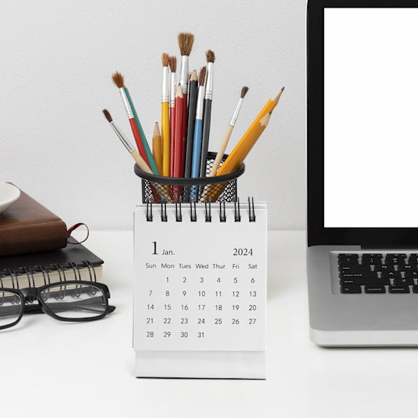 1 vit mini skrivbords kalender