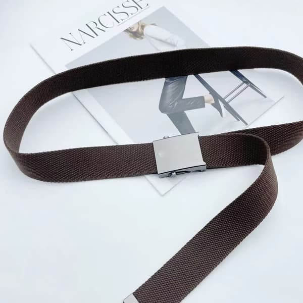 Et 110 cm sort canvas bælte til mænd og kvinder med 3,8 cm webbing