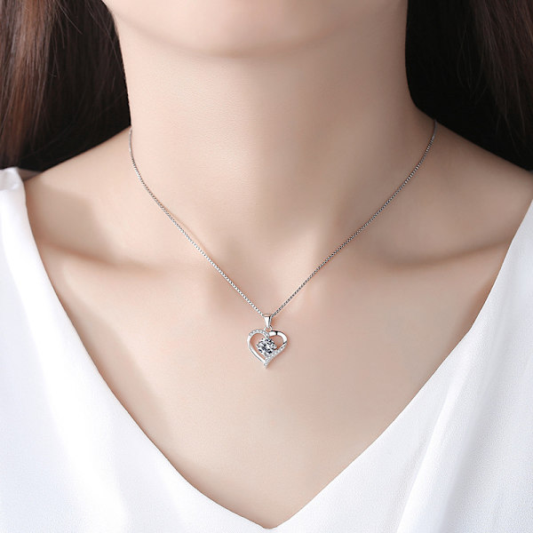 En tidlös Love White diamantkorshalsband (40+5CM) med en