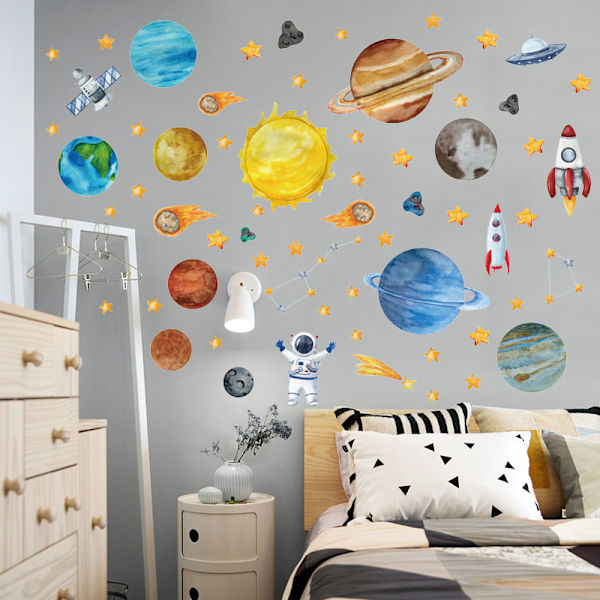4 tegnede farvede tegninger af universet, planeter, astronauter