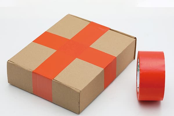 En bit orange tejp, färgad packtejp, rosa expresspacktejp