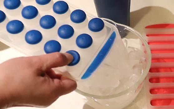 Blå KitchenCraft fleksibel silikone isterningbakke, 24 isterningforme