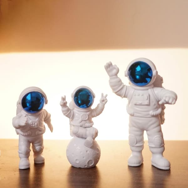 Blå og hvite astronautstatuer, sett med 3, romskulpturfigurer