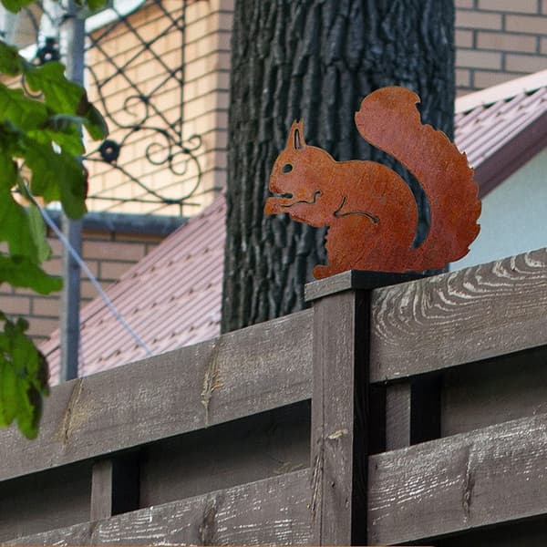 Rusten egern til træ, havedekoration, naturlig rust