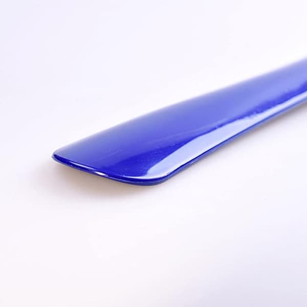 1 plastskoskopa. Långskaftade skoskopa 28,5 cm, lämplig