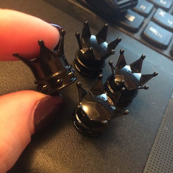 4 stycken Ventilkapslar Krom Bilfordon Krona Hand Däck