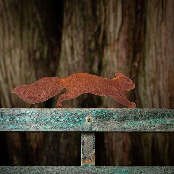 Egern til Træ - Metal Havepynt - 35cm - Naturlig Rust